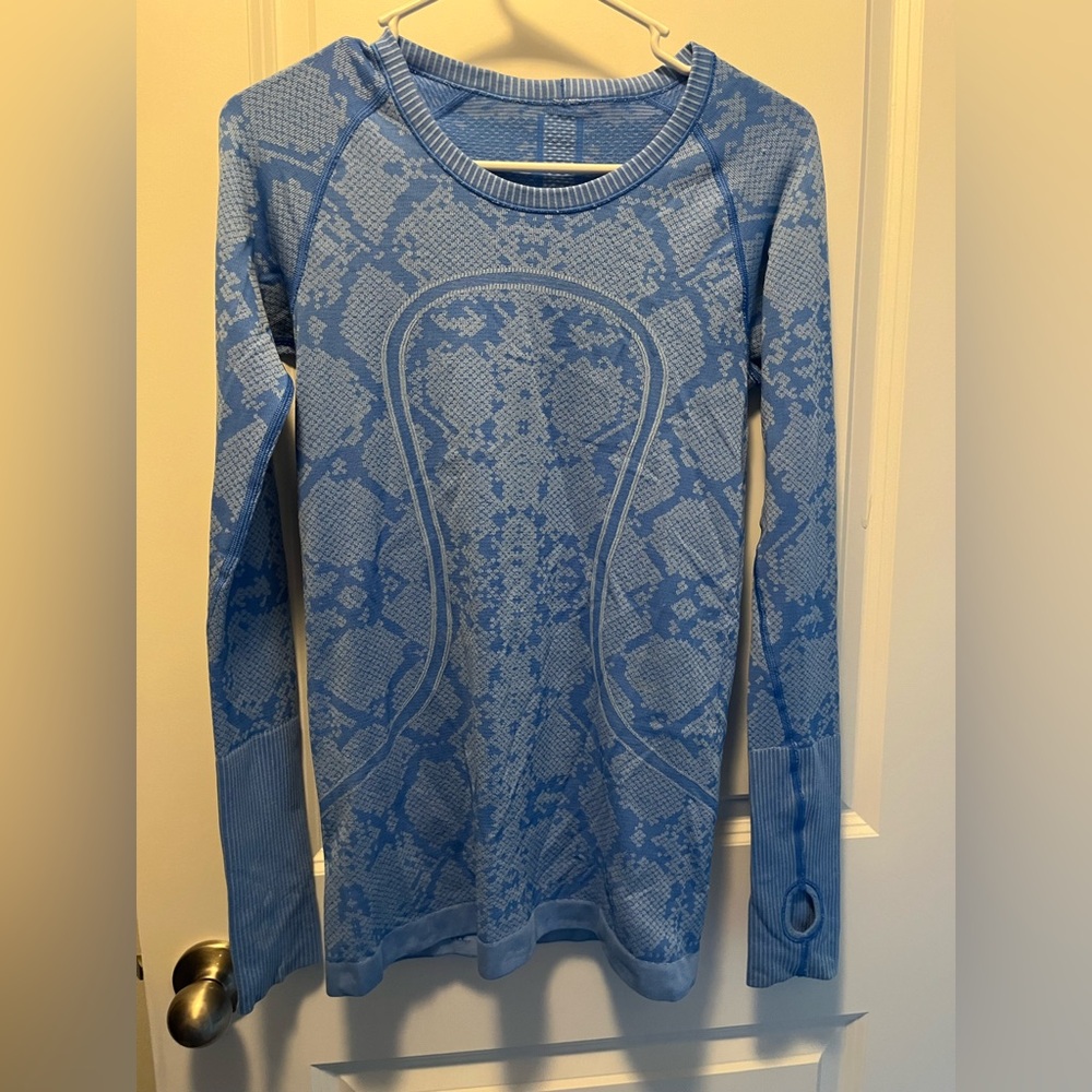 Lululemon women’s long sleeve size 6